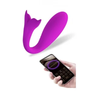 Sextoy spécial couple qui stimule à la fois l'intérieur du vagin et le clitoris lors des rapports avec votre partenaire. Vibrations commandées longue distance via l’application Pretty Love. Une forme douce en queue de sirène pour maximiser la stimulation du clitors Un stimulateur clitoris 12 modes de vibrations Rechargeable USB Fonction mémoire Silicone hypoallergénique sans phtalate. Autonomie : 90min Longueur : 10 cm Diamètre : 3,2cm